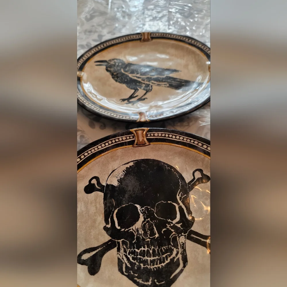 Williams Sonoma Halloween Medallion Plates Set of 4 Skull Raven Snake Bat NIB